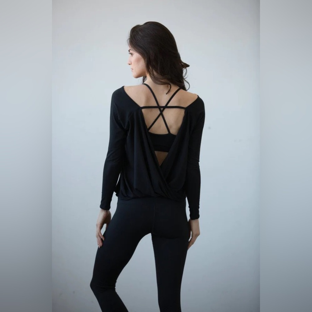 🖤 Montiel “Hanley” Open-Back Long Sleeve Top 🖤